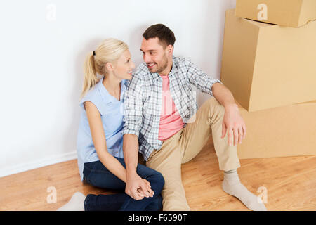 paar mit Kartons Umzug in neues Zuhause Stockfoto