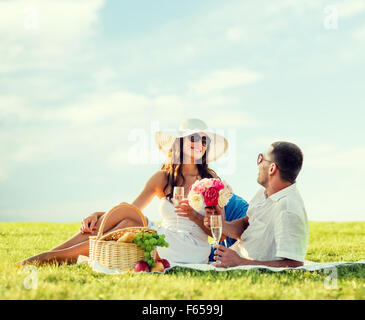 lächelnde paar trinken Champagner Picknick Stockfoto