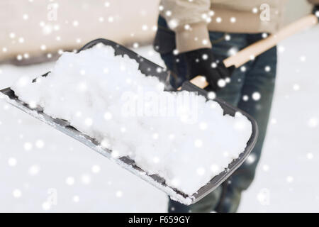 Nahaufnahme des Menschen Graben Schnee mit Schaufel Stockfoto