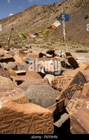 Indien, Himachal Pradesh, Spiti Tal, Tabo, Flusskiesel graviert mit Mantras im Straßenrand Mani Mauer Stockfoto