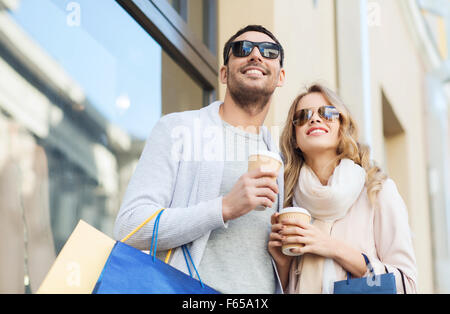 Brautpaar mit Einkaufstüten und Kaffee in der Stadt Stockfoto