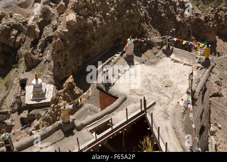 Indien, Himachal Pradesh, erhöhten Blick auf Dhankar Dorf buddhistische Chorten und Rock pinaccles Stockfoto