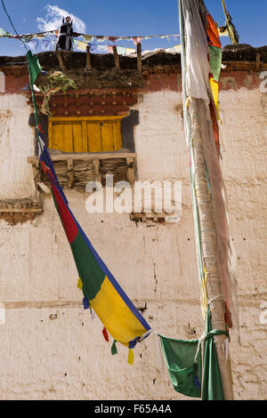 Indien, Himachal Pradesh, Spiti Tal, Dhankar Dorf, Gebetsfahnen draußen traditionell gebauten flach gedeckte Haus Stockfoto