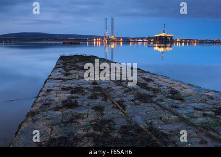 Invergordon mit Öl-rigs in der Nacht von den Slipway am Balblair auf der Black Isle, Ross-Shire, Schottland. Stockfoto