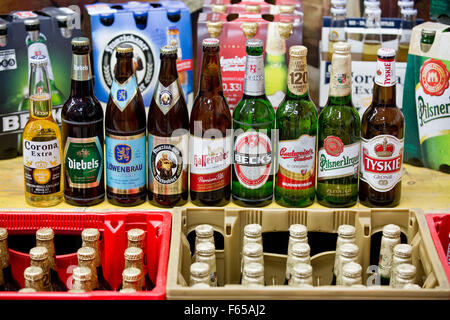 Datei - Datei Bild datiert 13. Oktober 2015 zeigt Bierflaschen aus dem Unternehmen Anheuser-Busch InBev, einschließlich Marken Corona (L-R), Diebels, Loewenbraeu, Franziskaner, Hasseroeder, Becks und Budweiser neben Flaschen der Marken Pilsner Urquell und Tyskie von der Firma SABMiller in Nürnberg. Foto: Daniel Karmann/dpa Stockfoto