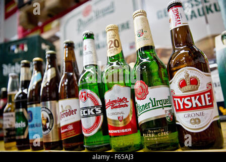 Datei - Datei Bild datiert 13. Oktober 2015 zeigt Bierflaschen aus dem Unternehmen Anheuser-Busch InBev, einschließlich Marken Corona (L-R), Diebels, Loewenbraeu, Franziskaner, Hasseroeder, Becks und Budweiser neben Flaschen der Marken Pilsner Urquell und Tyskie von der Firma SABMiller in Nürnberg. Foto: Daniel Karmann/dpa Stockfoto