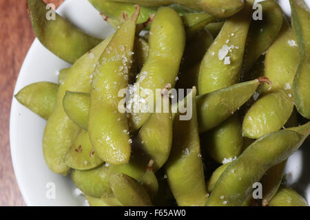 Eine Portion von Edamame (Sojabohnen im Pod) mit grobem Salz Stockfoto