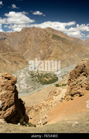 Indien, Himachal Pradesh, Spiti Tal, Shushunag, erhöhten Blick auf Famland am Zusammenfluss von Pin und Spiti Rivers Stockfoto