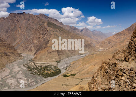 Indien, Himachal Pradesh, Spiti Tal, Shushunag, erhöhten Blick auf Famland am Zusammenfluss von Pin und Spiti Rivers Stockfoto