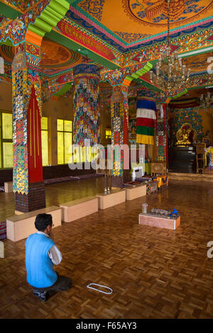 Indien, Himachal Pradesh, Spiti, Kaza, Sakya-Kloster Tangyud (Tenggyu), Betsaal Innenraum, man betet Stockfoto