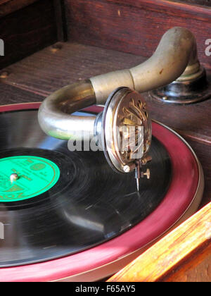 Nahaufnahme von einem Gramaphone Arm, Nadel und einen Datensatz 78 u/min Stockfoto