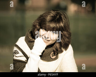 Junge Frau Outdoor-Porträt in der Sonne, herbstlichen park Stockfoto