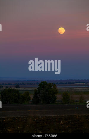 Vollmond über Bergen über die Jesreel-Tal, Israel Stockfoto