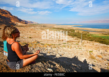 2 junge Frauen zu meditieren, in der Wüste Stockfoto