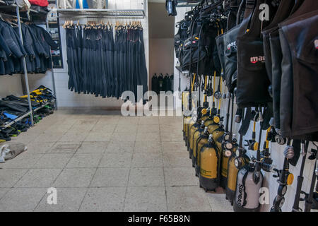 Ein Tauchclub in Larnaca, Zypern Tauchen Ausrüstung Lagerraum Stockfoto