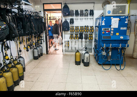 Ein Tauchclub in Larnaca, Zypern Tauchen Ausrüstung Lagerraum Stockfoto