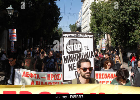 Athen, Griechenland. 12. November 2015. Demonstranten rufen Parolen während der 24-stündigen landesweiten Generalstreik in Athen. Fast 25.000 Menschen hatten in drei separaten Demonstrationen im Zentrum von Athen, Angaben der Polizei beteiligt, Protest gegen eine neue Runde der Rettungsaktion im Zusammenhang mit Steuererhöhungen und Ausgabenkürzungen. Bildnachweis: Aristidis Vafeiadakis/ZUMA Draht/Alamy Live-Nachrichten Stockfoto