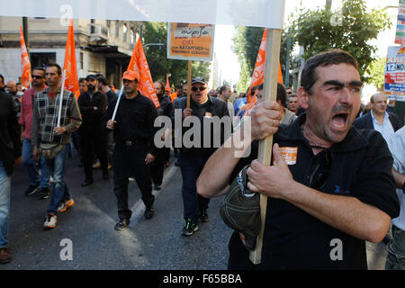 Athen, Griechenland. 12. November 2015. Demonstranten rufen Parolen während der 24-stündigen landesweiten Generalstreik in Athen. Fast 25.000 Menschen hatten in drei separaten Demonstrationen im Zentrum von Athen, Angaben der Polizei beteiligt, Protest gegen eine neue Runde der Rettungsaktion im Zusammenhang mit Steuererhöhungen und Ausgabenkürzungen. Bildnachweis: Aristidis Vafeiadakis/ZUMA Draht/Alamy Live-Nachrichten Stockfoto