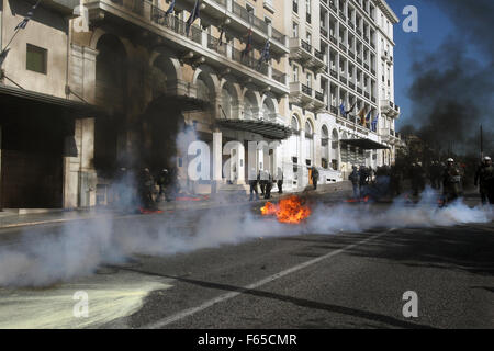 Athen, Griechenland. 12. November 2015. Griechische Polizei Zusammenstoß mit Demonstranten in Athen, Zentralgriechenland, 12. November 2015. Griechenland traf am Donnerstag einen 24-Stunden landesweiten Generalstreik genannt von den Gewerkschaften protestieren die neue Runde der Sparmaßnahmen um eine sechs-Jahres-Schuldenkrise zu beseitigen. Bildnachweis: Marios Lolos/Xinhua/Alamy Live-Nachrichten Stockfoto