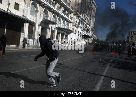 Athen, Griechenland. 12. November 2015. Griechische Polizei Zusammenstoß mit Demonstranten in Athen, Zentralgriechenland, 12. November 2015. Griechenland traf am Donnerstag einen 24-Stunden landesweiten Generalstreik genannt von den Gewerkschaften protestieren die neue Runde der Sparmaßnahmen um eine sechs-Jahres-Schuldenkrise zu beseitigen. Bildnachweis: Marios Lolos/Xinhua/Alamy Live-Nachrichten Stockfoto