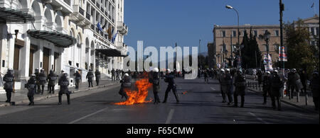 Athen, Griechenland. 12. November 2015. Griechische Polizei Zusammenstoß mit Demonstranten in Athen, Zentralgriechenland, 12. November 2015. Griechenland traf am Donnerstag einen 24-Stunden landesweiten Generalstreik genannt von den Gewerkschaften protestieren die neue Runde der Sparmaßnahmen um eine sechs-Jahres-Schuldenkrise zu beseitigen. Bildnachweis: Marios Lolos/Xinhua/Alamy Live-Nachrichten Stockfoto