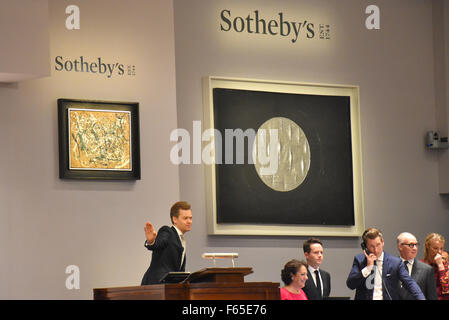 New York, USA. 11. November 2015. Auktionator Oliver Barker von Sothebys Auktionshaus führt die Versteigerung von moderner und zeitgenössischer Kunst in New York, USA, 11. November 2015. Foto: CHRIS MELZER/Dpa - NO-Draht-SERVICE-/ Dpa/Alamy Live News Stockfoto