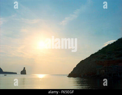 Blick auf Bucht bei Sonnenuntergang in Insel Ibiza, Spanien Stockfoto