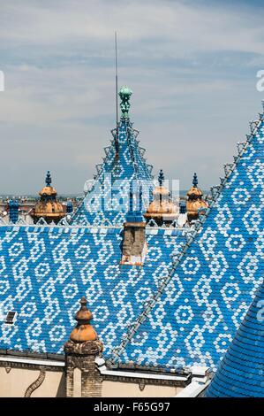 Die leichte blaue Keramik Dach der geologischen und geophysikalischen Institut von Ungarn in Budapest (Detail) Stockfoto