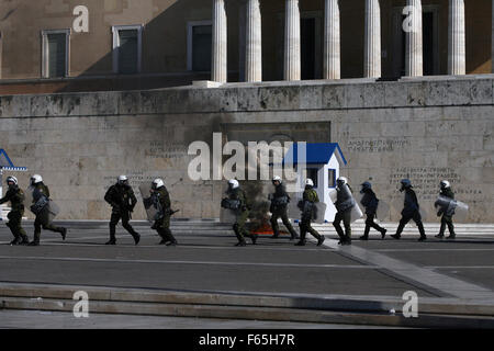 Athen, Griechenland. 12. November 2015. Griechische Polizei Zusammenstoß mit Demonstranten in Athen, Zentralgriechenland, 12. November 2015. Griechenland traf am Donnerstag einen 24-Stunden landesweiten Generalstreik genannt von den Gewerkschaften protestieren die neue Runde der Sparmaßnahmen um eine sechs-Jahres-Schuldenkrise zu beseitigen. Bildnachweis: Marios Lolos/Xinhua/Alamy Live-Nachrichten Stockfoto