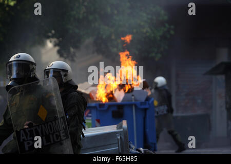 Athen, Griechenland. 12. November 2015. Griechische Polizei Zusammenstoß mit Demonstranten in Athen, Zentralgriechenland, 12. November 2015. Griechenland traf am Donnerstag einen 24-Stunden landesweiten Generalstreik genannt von den Gewerkschaften protestieren die neue Runde der Sparmaßnahmen um eine sechs-Jahres-Schuldenkrise zu beseitigen. Bildnachweis: Marios Lolos/Xinhua/Alamy Live-Nachrichten Stockfoto