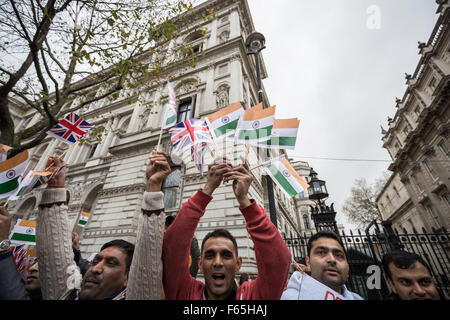 London, UK. 12. November 2015. Pro-Modi Unterstützer außerhalb Downing Street begrüßen die UK Staatsbesuch von Narendra Modi der Präsident von Indien Credit: Guy Corbishley/Alamy Live News Stockfoto