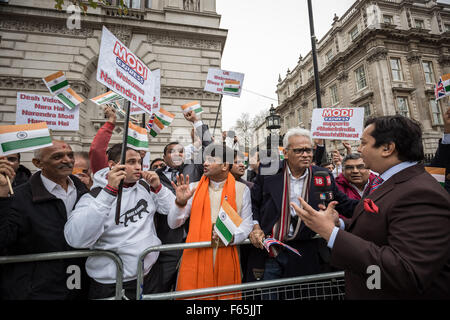 London, UK. 12. November 2015. Pro-Modi Unterstützer außerhalb Downing Street begrüßen die UK Staatsbesuch von Narendra Modi der Präsident von Indien Credit: Guy Corbishley/Alamy Live News Stockfoto