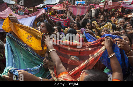 (151112)--KOLKATA, 12. November 2015 (Xinhua)--indisch-hinduistischen Anhänger versammeln sich, um die zerstreuten Reis um das Annakut Ritual der Reis betteln alle mächtigen Götter am zweiten Tag von Diwali in Kalkutta, Hauptstadt des östlichen indischen Bundesstaat Westbengalen, 12. November 2015 feiern zu sammeln. Diwali, das hinduistische Lichterfest, symbolisiert die Heimkehr des Hindu-Gottes, Lord Rama, nach seinem Sieg über Dämon König Ravana. (Xinhua/Tumpa Mondal) Stockfoto