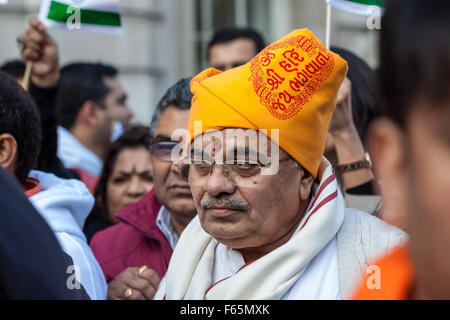 London, UK. 12. November 2015. Pro-Modi Unterstützer außerhalb Downing Street begrüßen die UK Staatsbesuch von Narendra Modi der Präsident von Indien Credit: Guy Corbishley/Alamy Live News Stockfoto