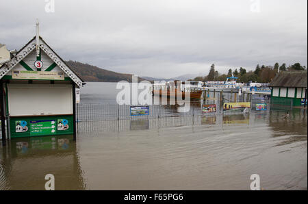 Lake Windermere, Cumbria, UK. 12. November 2015.  UK-Abigail, UK zu schlagen. Wetter See Überläufe bei Bowness Bay & Molen & Bäume unter Wasser durch Starkregen verlassen einige Boote gestrandet. Weitere schwere Regen dürfte für die umliegenden Hügel & fällt die einfließen werden in den See über die nächsten 48 Stunden erhöhen die Ebenen weiter Kredit: Gordon Shoosmith/Alamy Live News Stockfoto