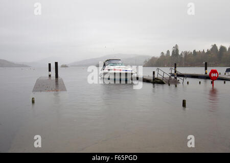 Lake Windermere, Cumbria, UK. 12. November 2015.  UK-Abigail, UK zu schlagen. Wetter See Überläufe bei Bowness Bay & Molen & Bäume unter Wasser durch Starkregen verlassen einige Boote gestrandet. Weitere schwere Regen dürfte für die umliegenden Hügel & fällt die einfließen werden in den See über die nächsten 48 Stunden erhöhen die Ebenen weiter Kredit: Gordon Shoosmith/Alamy Live News Stockfoto