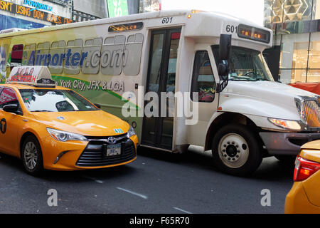 Verkehr auf der 42nd Street in Midtown Manhattan, New York City. Stockfoto