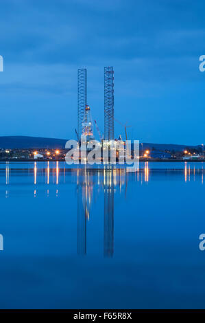 Bohrinsel vor Anker im Cromarty Firth bei Dämmerung, Ross-Shire, Schottland, UK. Stockfoto