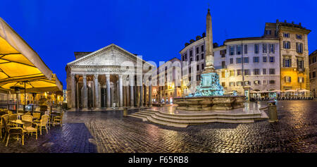 Nachtansicht des Pantheon und Obelisk in Piazza della Rotonda Rome, Italien. Stockfoto