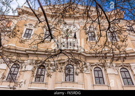 Rom die ewige Stadt, Architekturdetails, Denkmäler und historische Gebäude und grünen Bäumen Stockfoto