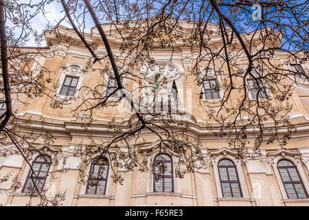 Rom die ewige Stadt, Architekturdetails, Denkmäler und historische Gebäude und grünen Bäumen Stockfoto