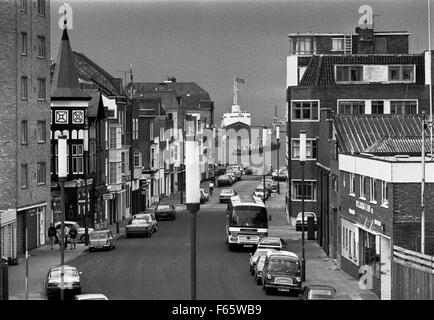 AJAX-NEWS-FOTOS. 1979. PORTSMOUTH, ENGLAND. -ROYAL YACHT - DIE ROYAL YACHT BRITANNIA MIT H.M.QUEEN ELIZABETH II IN ANGRIFF GENOMMEN VERLASSEN DIE MARINEBASIS VON ALTEN PORTSMOUTH BROAD STREET ZU SEHEN. DIE KÖNIGLICHE YACHT BEGANN SEINE REISE ZU DEN WESTLICHEN INSELN FOTO: JONATHAN EASTLAND/AJAX REF: 7909 1A Stockfoto