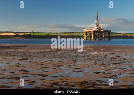 Bohrinsel vor Anker im Cromarty Firth in der Nähe von Invergordon, Ross-Shire, Schottland, UK. Stockfoto