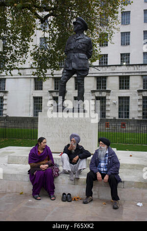 London, UK. 12. November 2015. Demonstranten in Whitehall demonstrieren gegen den dreitägigen Besuch in das Vereinigte Königreich von indische Premierminister Narendra Modi. Sikhs ruhen während der Veranstaltung unter der Statue des Feldmarschalls, Viscount Alan Brooke außerhalb des Gebäudes des Verteidigungsministeriums. Richard Baker / Alamy Live News. Stockfoto