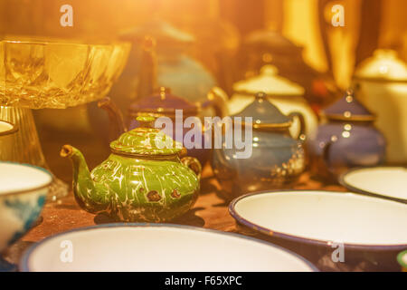 Bild der traditionellen östlichen Teekanne und Teetassen auf Schreibtisch aus Holz Stockfoto