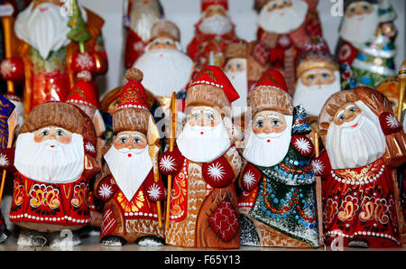 Armee von Santa Claus Holzpuppen auf Weihnachtsmarkt Stockfoto