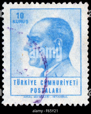 Türkei - CIRCA 1964: Briefmarke gedruckt in der Türkei zeigt Portrait von Mustafa Kemal Atatürk (1881-1938), ca. 1964 Stockfoto