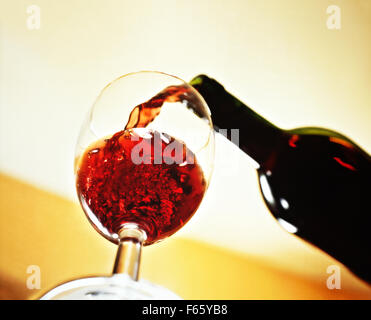 Wein in ein Glas gegossen wird Stockfoto