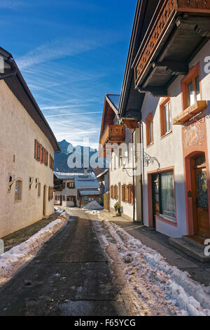 Sonnigen Gasse in Garmisch-Partenkirchen, Deutschland. Es ist eine touristische und Wintersport-Center, historisches Wahrzeichen und eine schöne Stockfoto