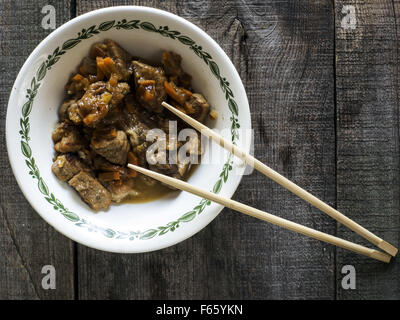 4. November 2015 - Schweinefleisch Eintopf mit würzigen in Vintaje Schüssel auf hölzernen Verwitterung Hintergrund © Igor Goiovniov/ZUMA Draht/Alamy Live News Stockfoto